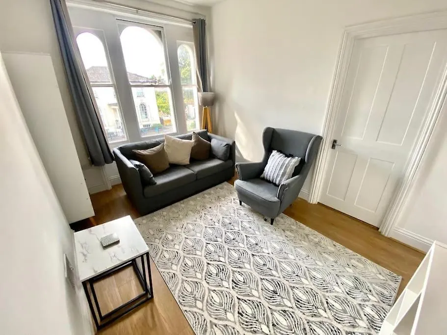 Flat 3 Gr 1 Bedroom Apartment 3 Mins Walk Mile End Station London United Kingdom