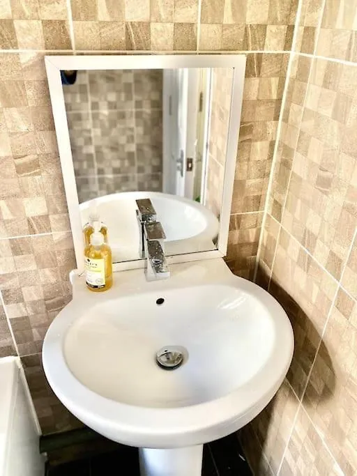 Flat 3 Gr 1 Bedroom Apartment 3 Mins Walk Mile End Station London