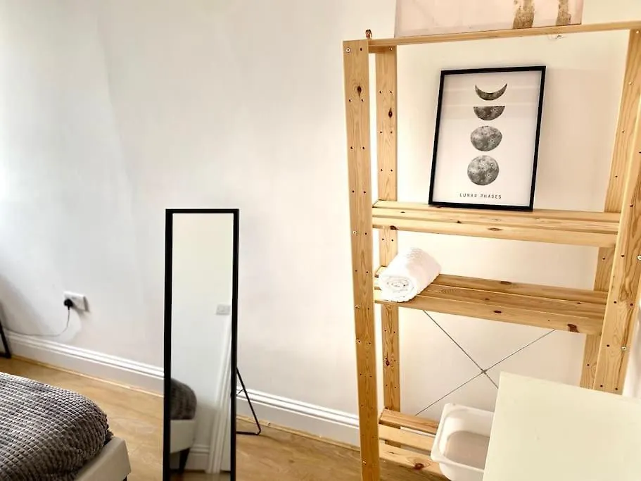 Flat 3 Gr 1 Bedroom Apartment 3 Mins Walk Mile End Station London 0*,  Storbritannien