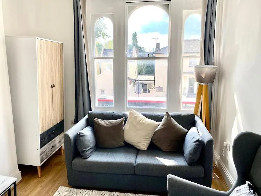 Flat 3 Gr 1 Bedroom Apartment 3 Mins Walk Mile End Station London