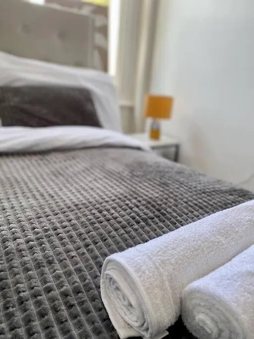 Flat 3 Gr 1 Bedroom Apartment 3 Mins Walk Mile End Station London