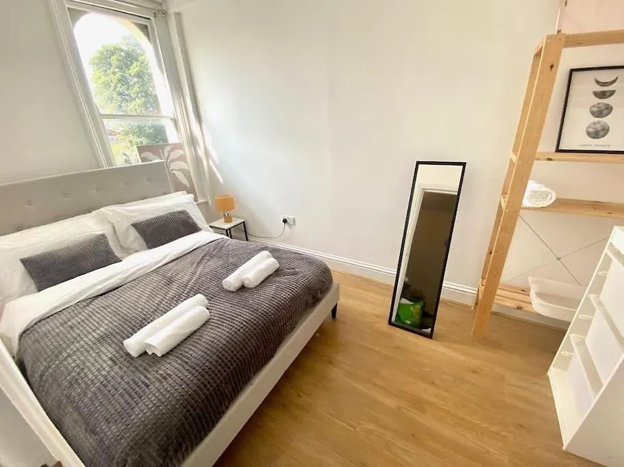 Flat 3 Gr 1 Bedroom Apartment 3 Mins Walk Mile End Station London